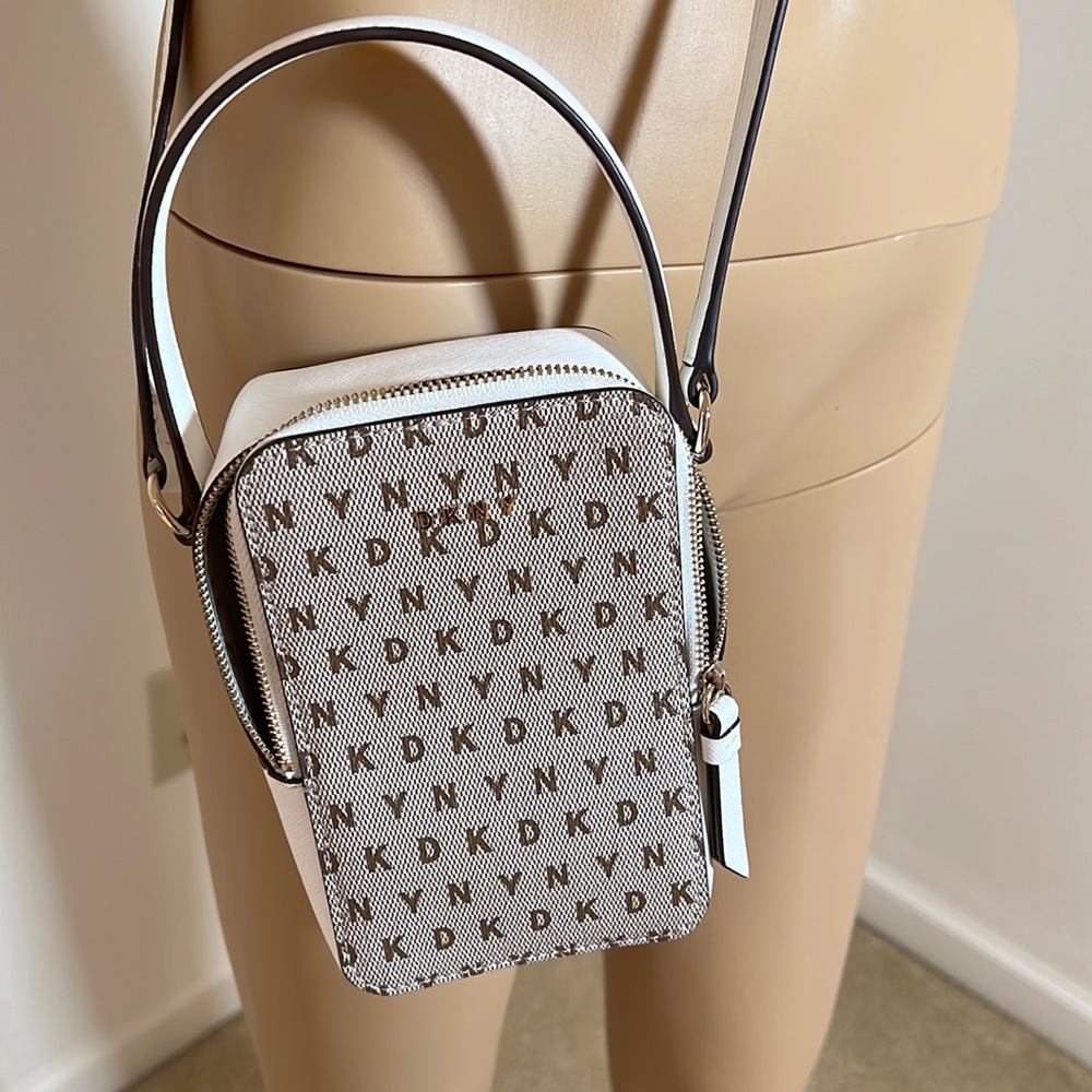 DKNY CROSS BODY PURSE. USED ONLY ONCE